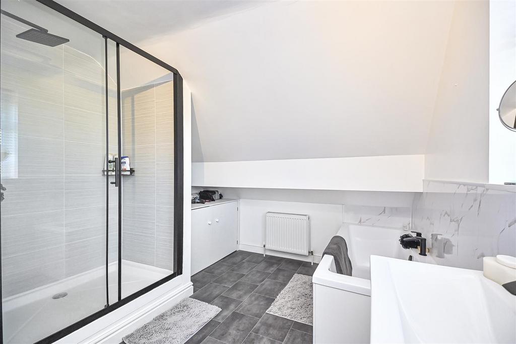 8 Riversmeade Bathroom (2).jpg