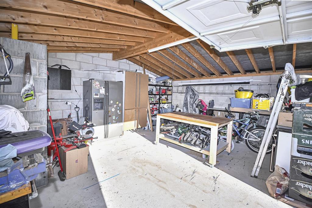 8 Riversmeade Garage.jpg