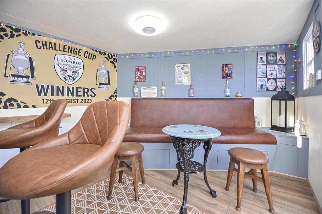 8 Riversmeade Garden Bar (1).jpg