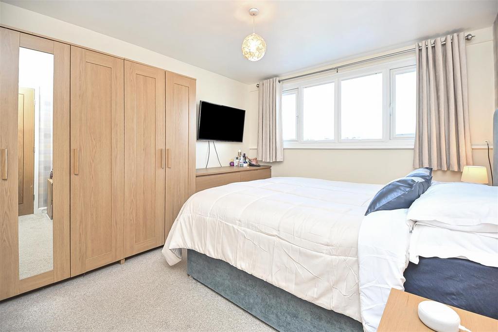 8 Riversmeade Bedroom 1 (1).jpg