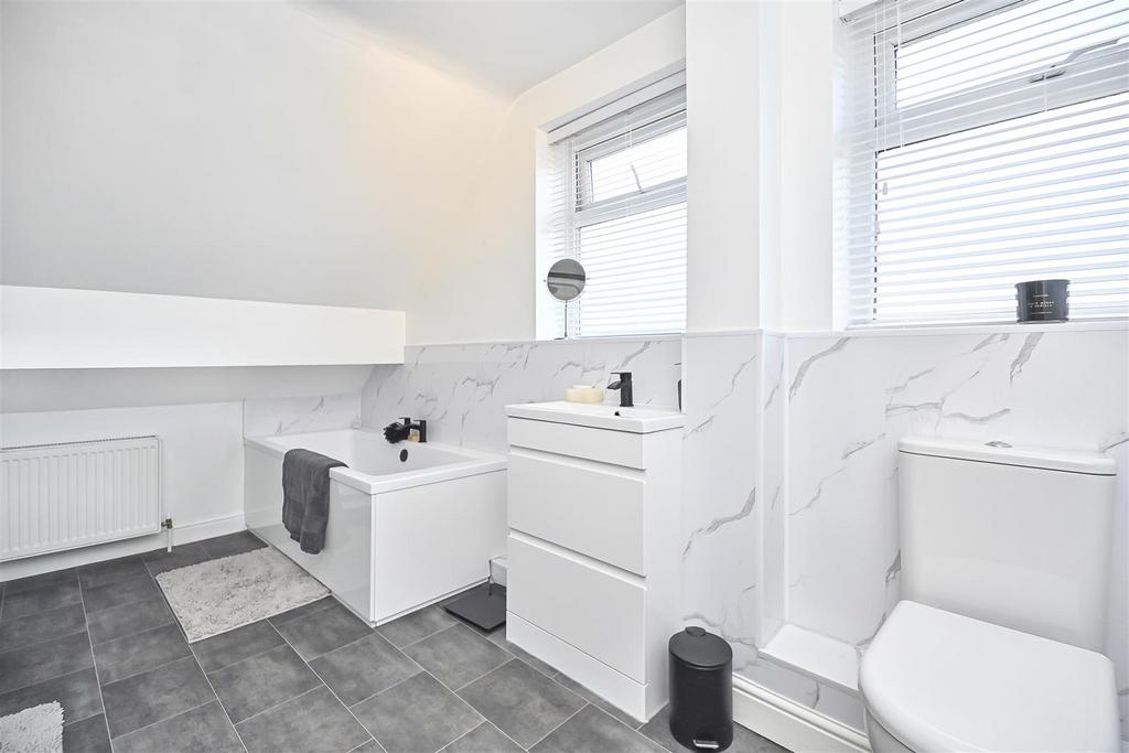 8 Riversmeade Bathroom (3).jpg
