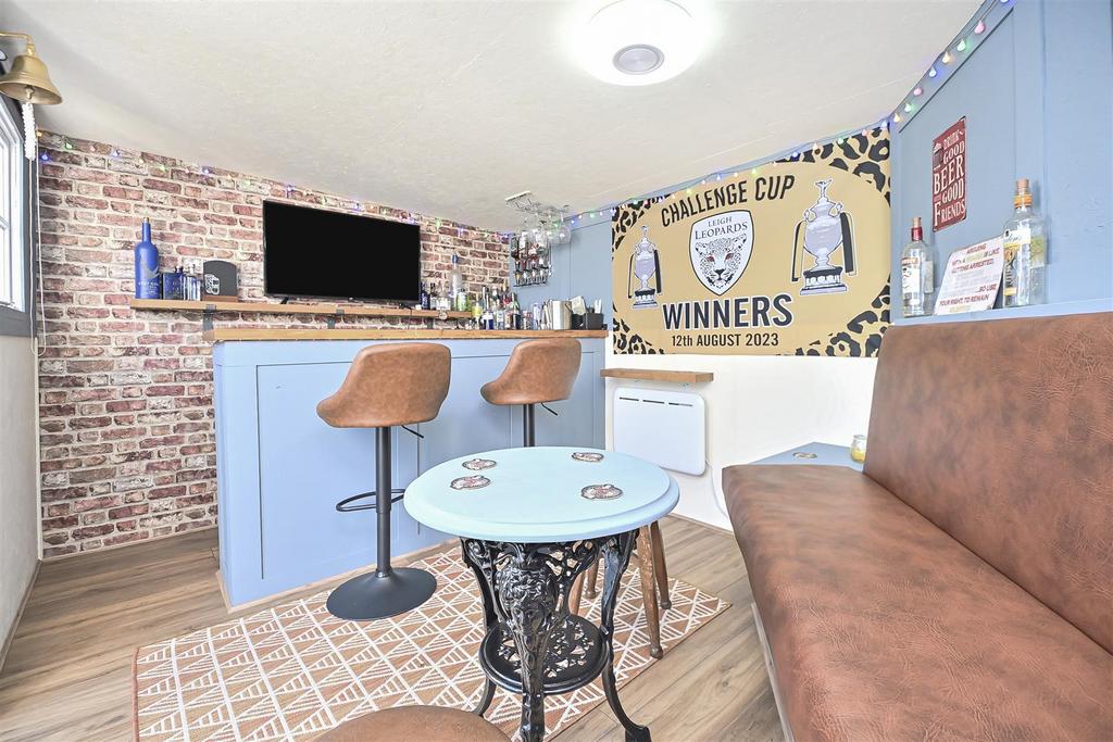 8 Riversmeade Garden Bar (2).jpg