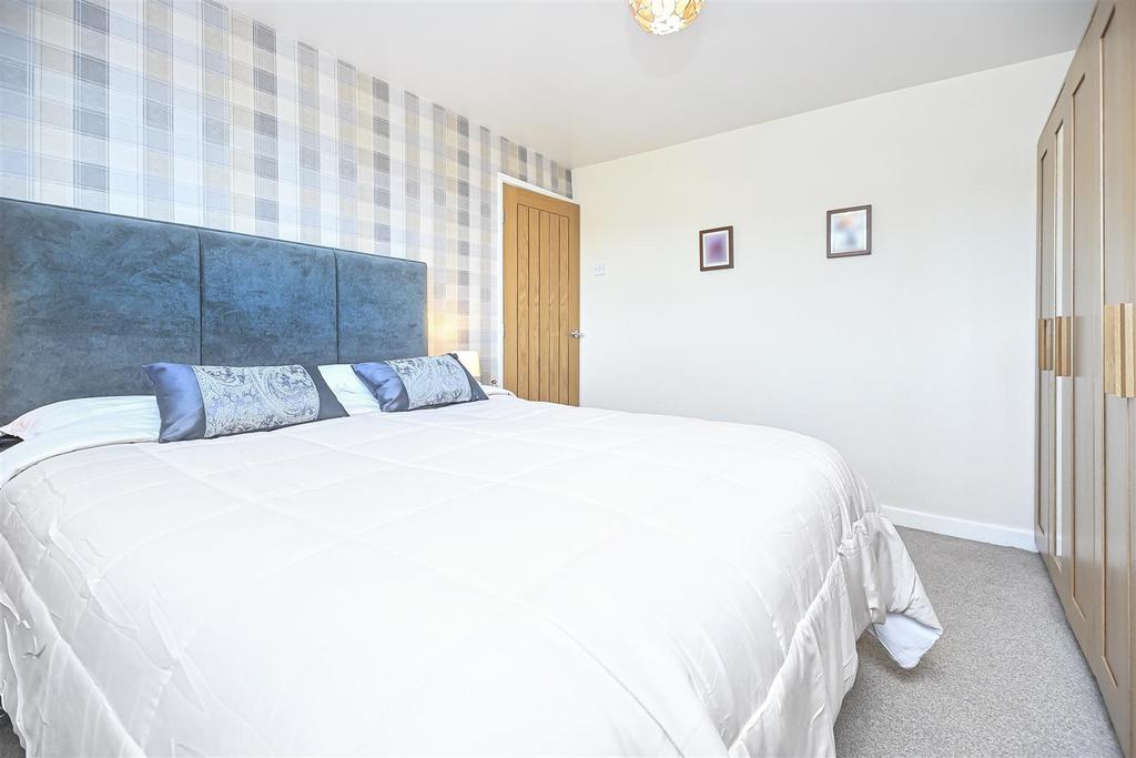 8 Riversmeade Bedroom 1 (2).jpg