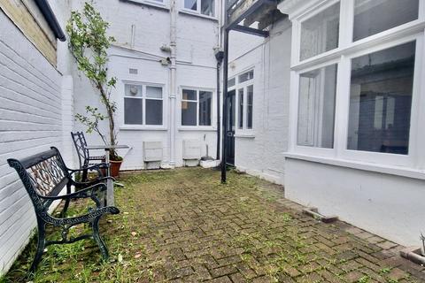 1 bedroom flat to rent, Grove Road, Windsor, Berkshire, SL4