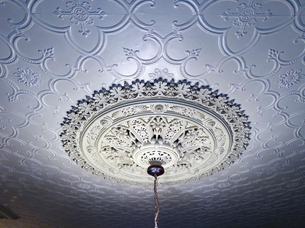 Lounge ceiling rose