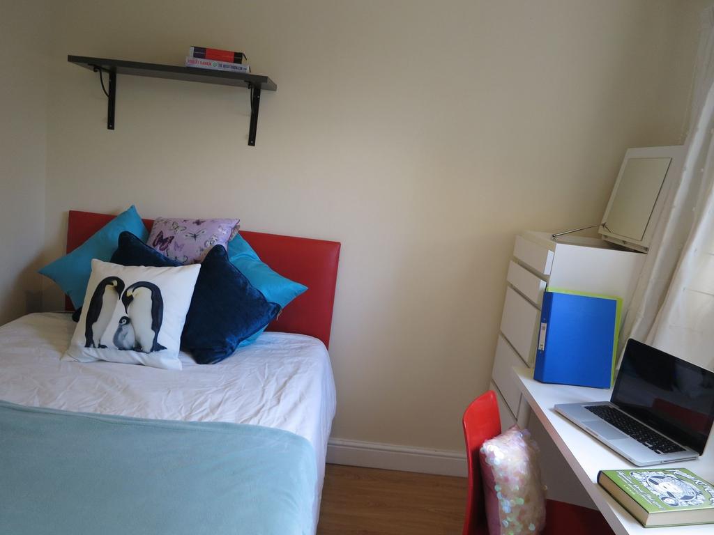 Bright, neatly presented bedroom with a comfy d...