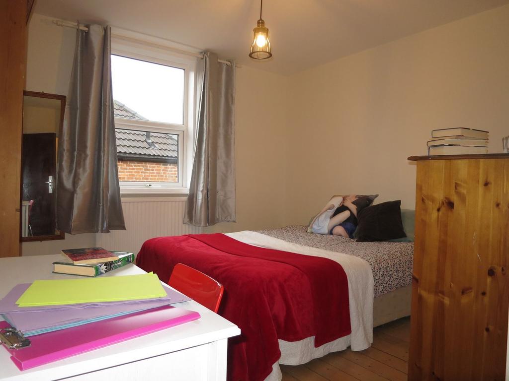Bright, well-presented double bedroom with a co...