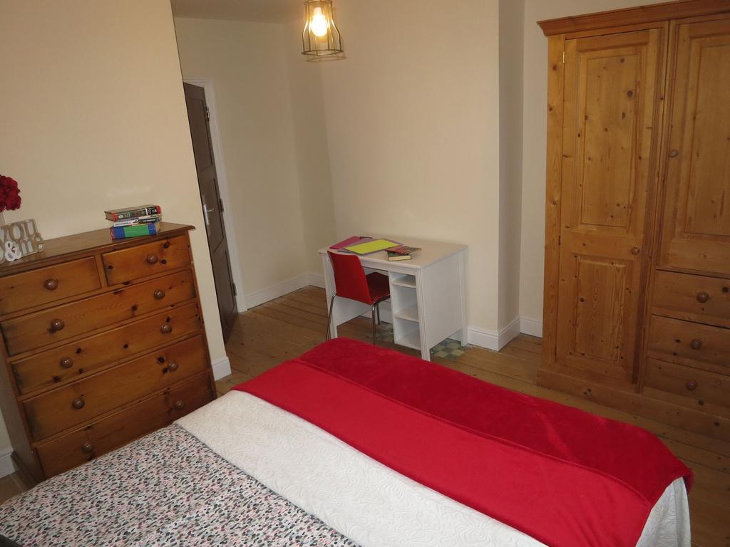 Bright, well-kept double bedroom with a comfort...