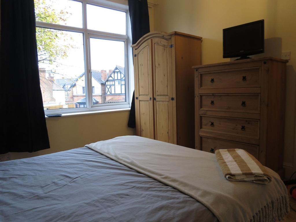 Bright, neatly presented double bedroom with a ...