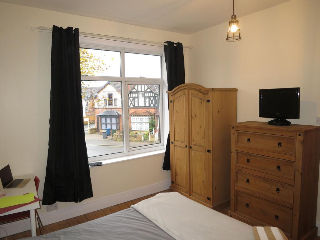Bright double bedroom with a large street-facin...