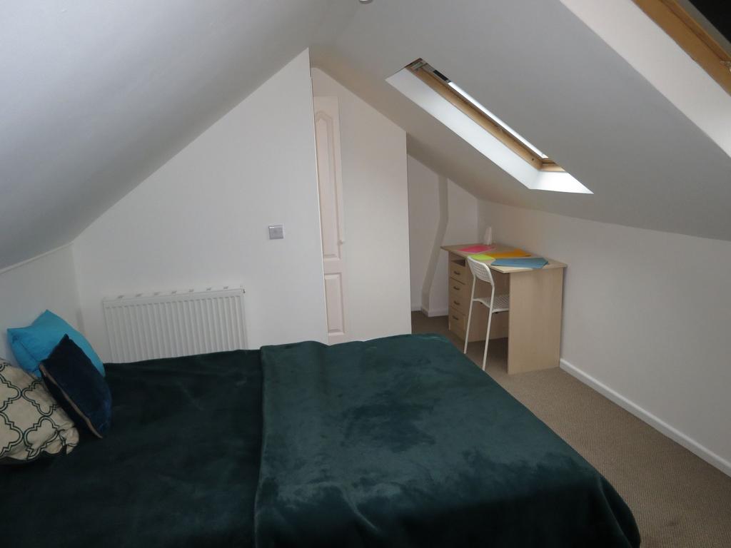 Bright, well-presented attic double bedroom wit...