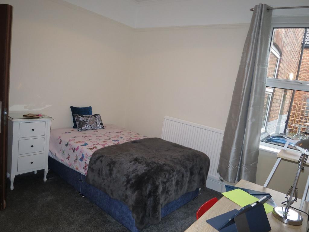 Bright and tidy single bedroom with a comfortab...