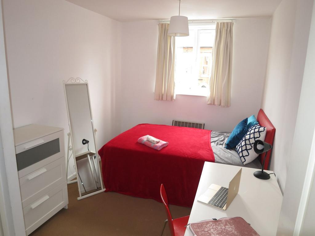 Bright, tidy double bedroom with a comfy red-co...