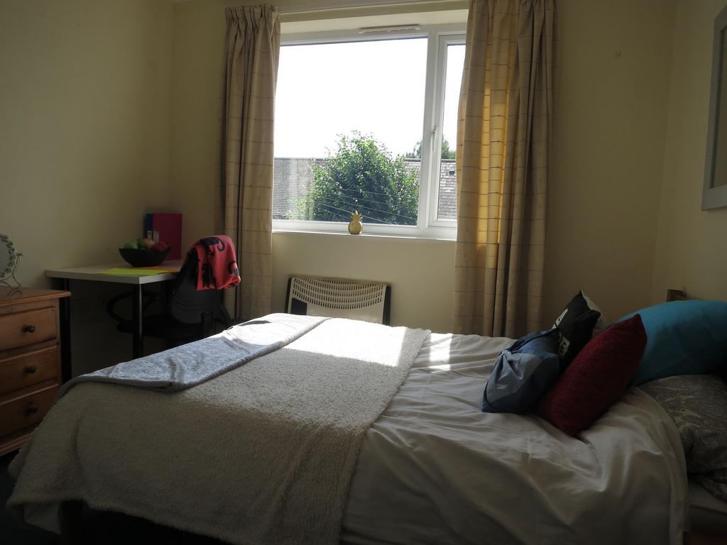 Bright, neatly presented double bedroom with a ...
