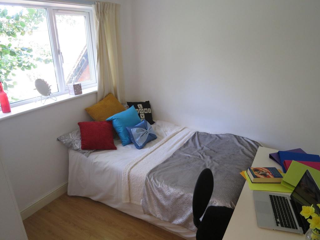 Bright single bedroom with a comfortable bed dr...