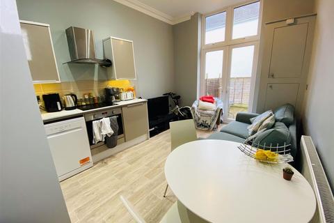 2 bedroom flat to rent, West Park, Bristol, BS8