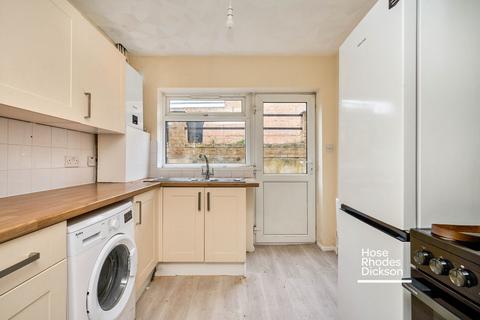 2 bedroom terraced house to rent, East Street, PO30