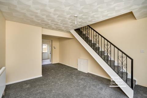 2 bedroom terraced house to rent, East Street, PO30