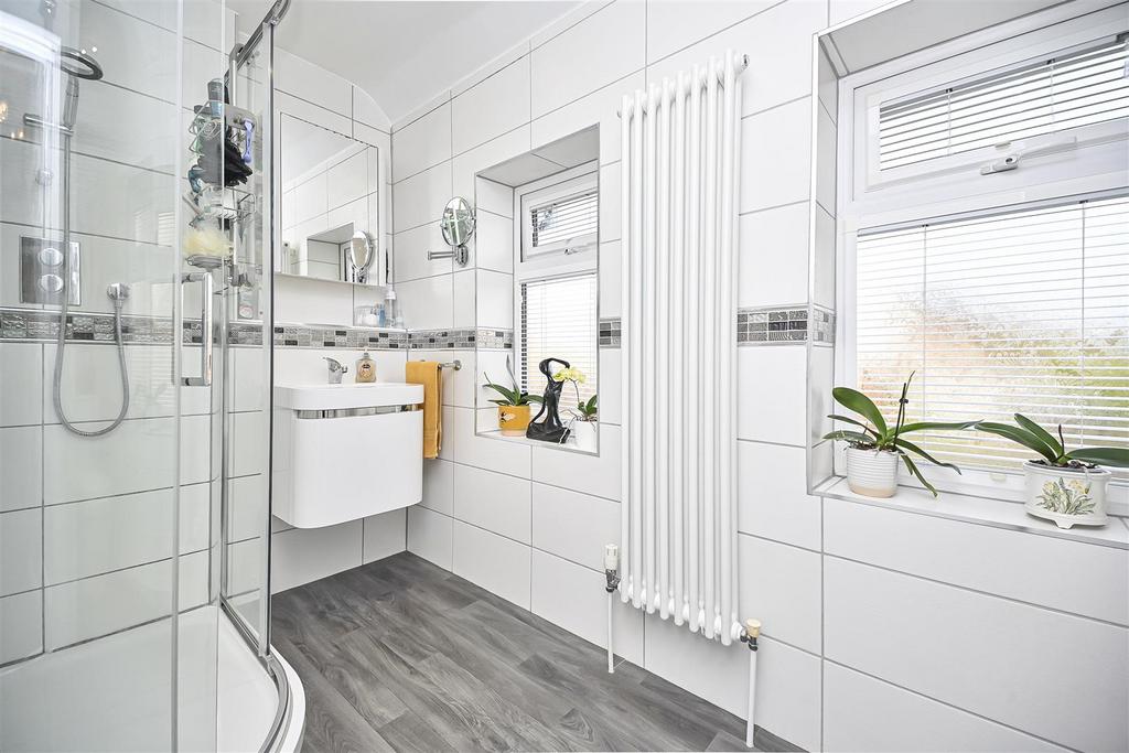 20 Lime Grove Bathroom (1).jpg