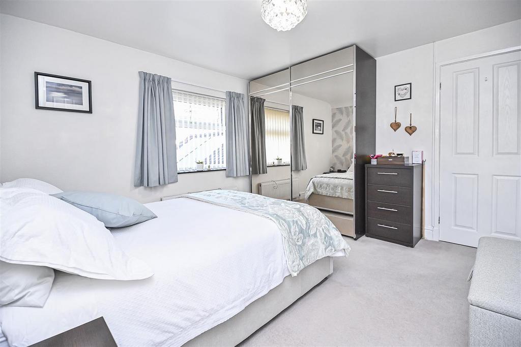 20 Lime Grove Bedroom 1 (2).jpg