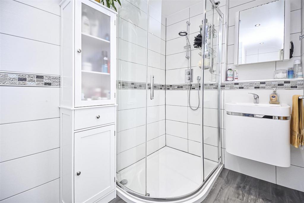 20 Lime Grove Bathroom (2).jpg