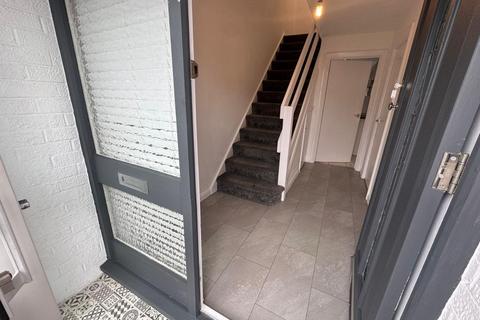 3 bedroom semi-detached house to rent, 3 Llys-y-Brenin,Gorseinon,Swansea
