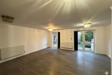 4 bedroom semi-detached house to rent, Woodside Grange Road, London, N12