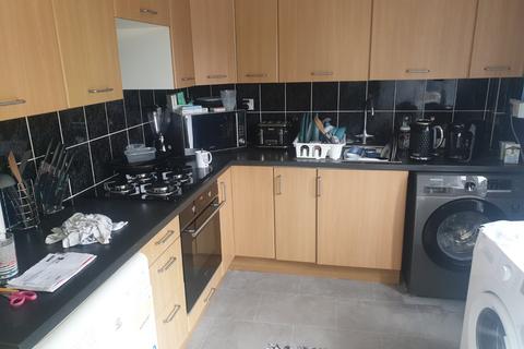 3 bedroom semi-detached house to rent, Johnson Road, West Midlands WV12