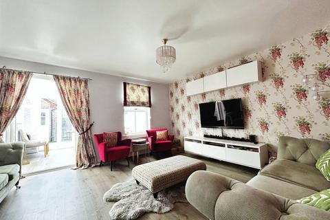 3 bedroom end of terrace house to rent, Walker Crescent, Langley SL3