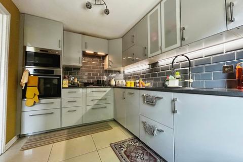 3 bedroom end of terrace house to rent, Walker Crescent, Langley SL3