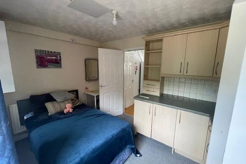 3 bedroom house to rent, Meadow Close, Nottingham NG2