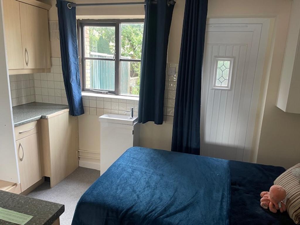 A cozy and inviting double bedroom with good na...