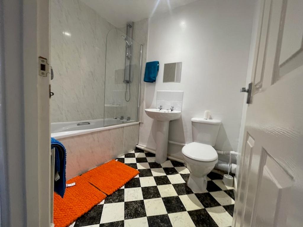 A bright and tidy bathroom with modern fixtures...