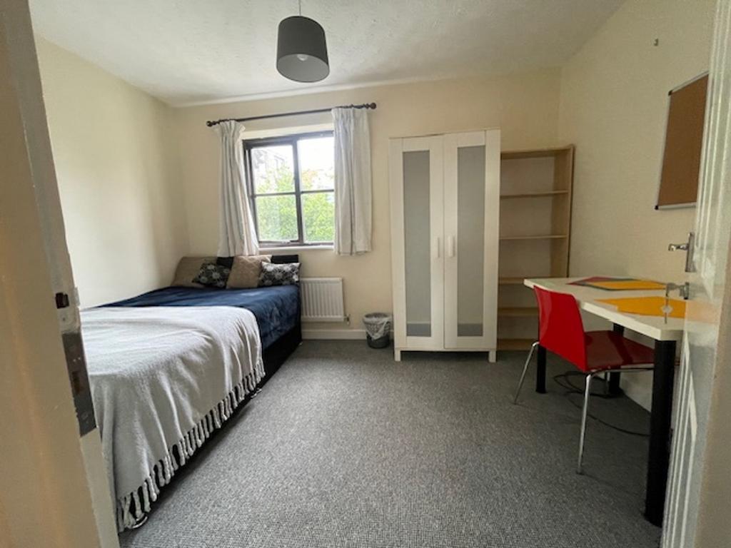 A spacious and tidy double bedroom with good na...