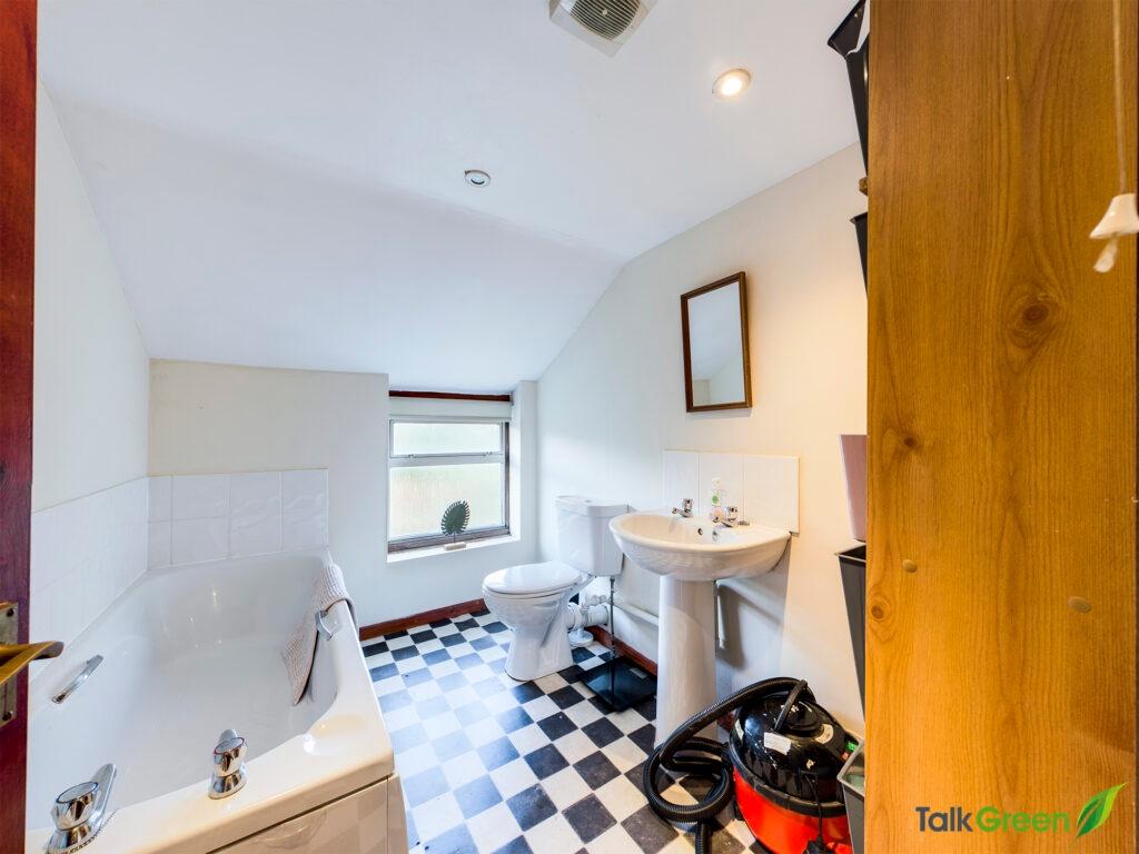 Bright, traditional bathroom with a bathtub, pe...