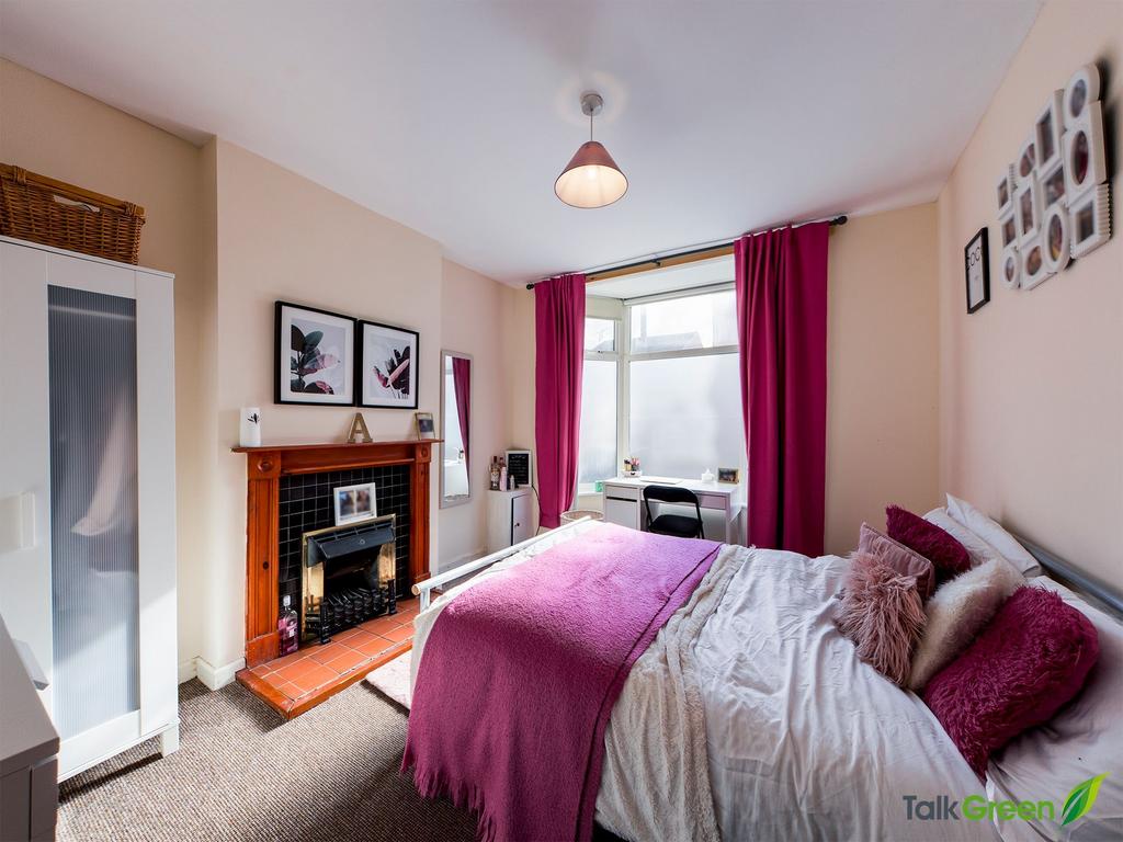 Bright, neatly presented double bedroom with a ...