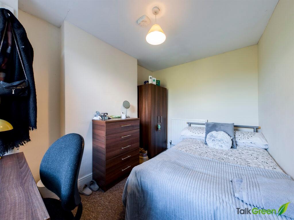 Well-presented single bedroom with a cosy doubl...