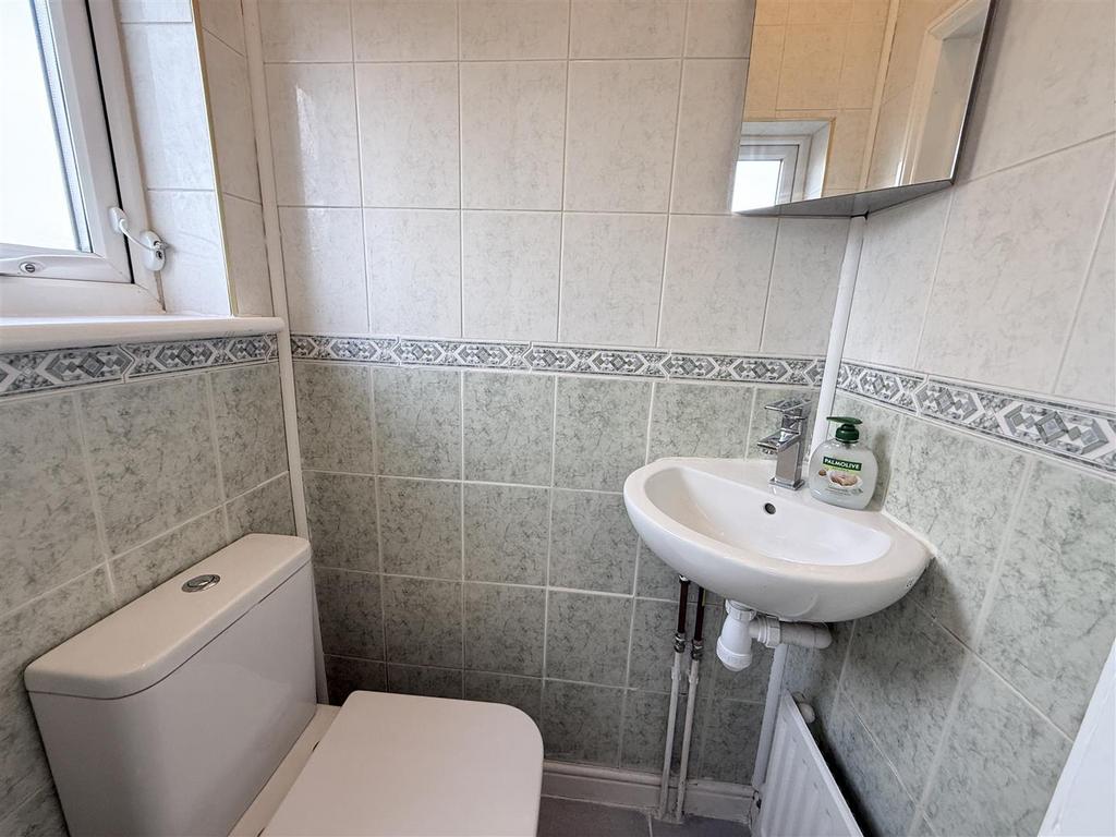 Communal 1st Floor rear sub landing WC (2)