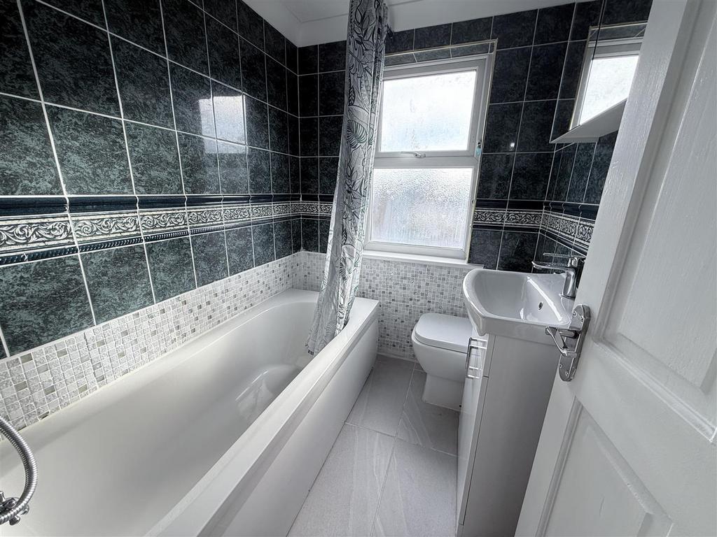 Communal 2nd Floor Bathroom