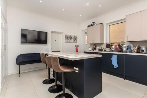 Flat to rent, Chatham Road, Kingston Upon Thames KT1