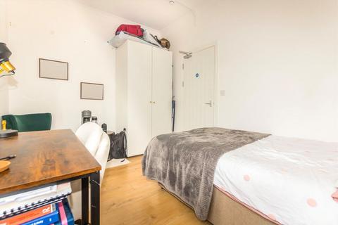 Flat to rent, Chatham Road, Kingston Upon Thames KT1
