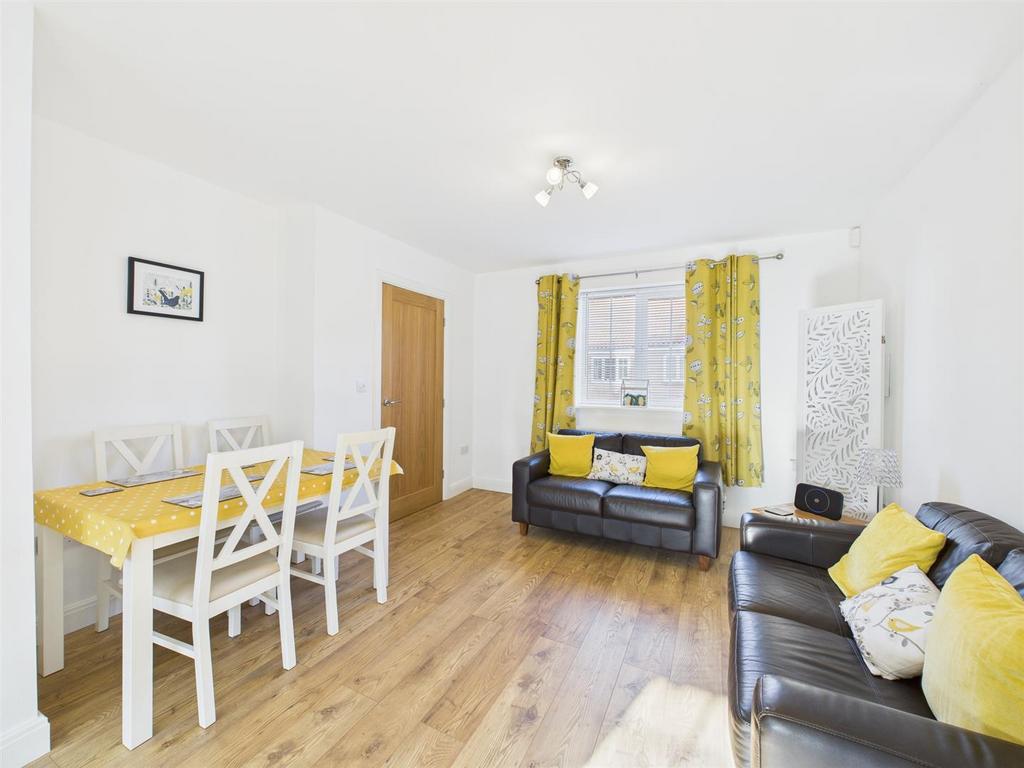 Dining / Sitting Area: