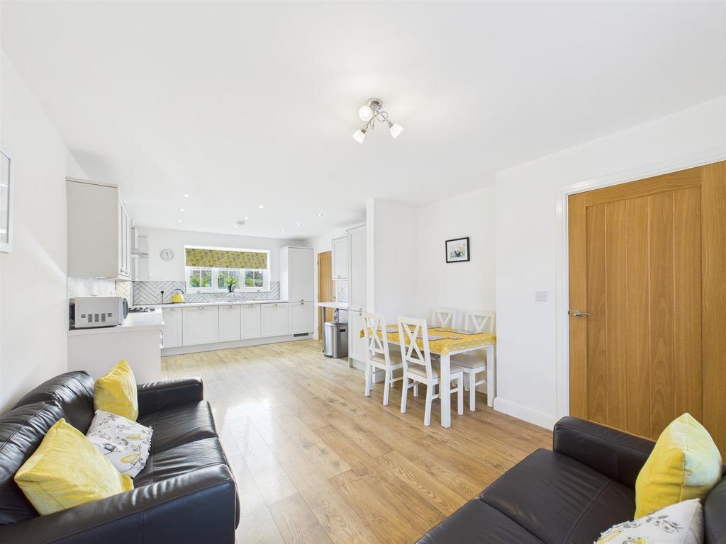 Dining / Sitting Area: