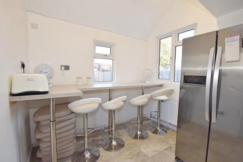 2 bedroom end of terrace house to rent, Crossways, Middleton-On-Sea, Bognor Regis, PO22