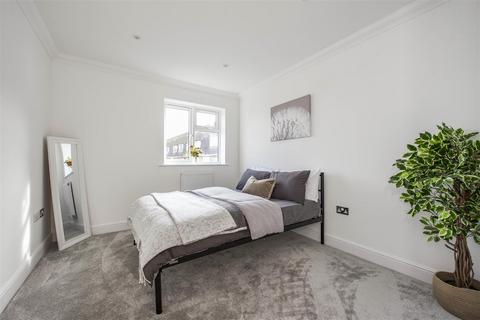 3 bedroom apartment to rent, Linden Grove, New Malden KT3