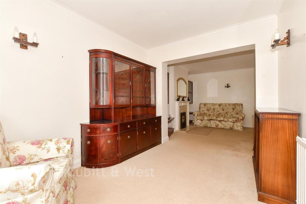 Lounge/ Dining Room
