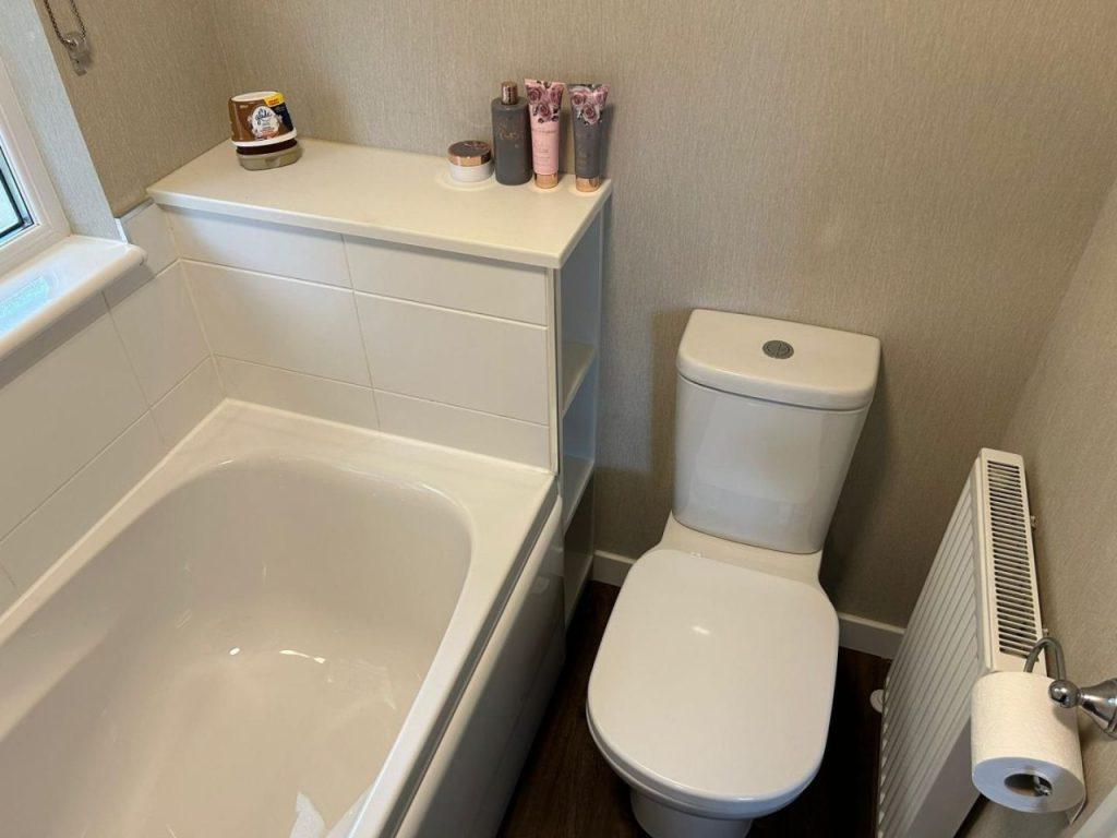 Lakeview Park 1e The Green Bathroom