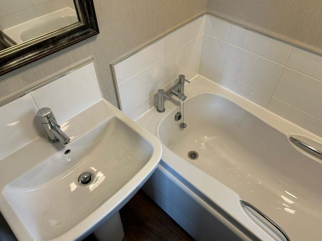 Lakeview Park 1e The Green Bathroom 1