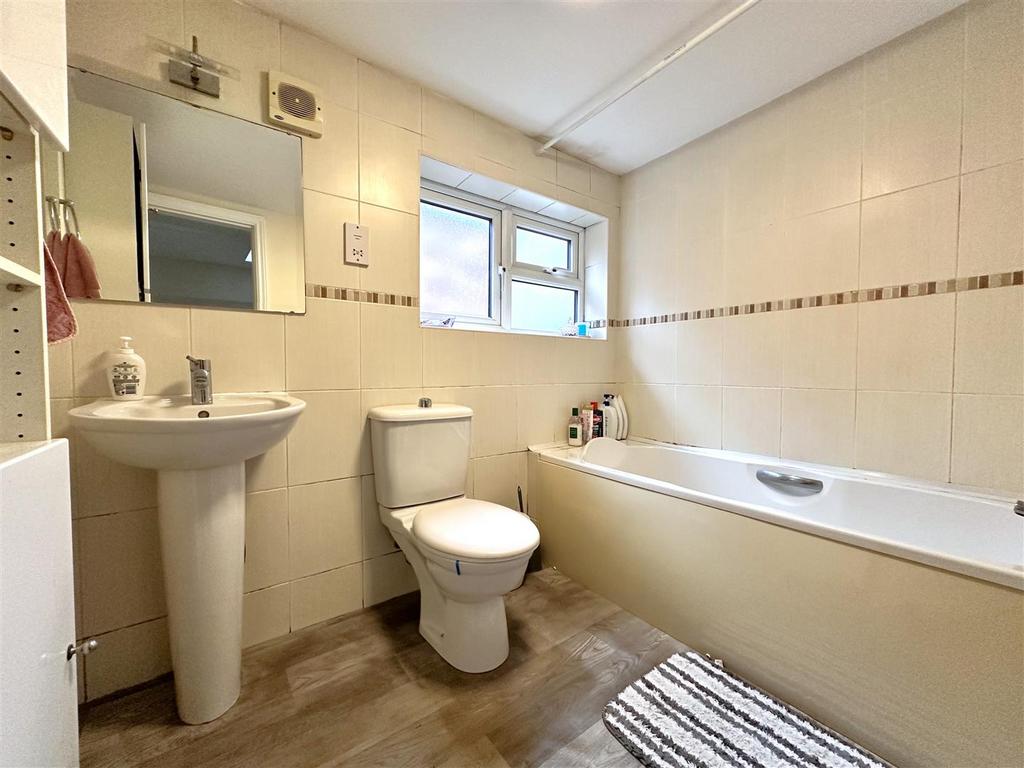 First Floor Bathroom 093