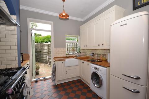 2 bedroom end of terrace house to rent, Trinity Road, East Finchley, London, N2